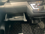 車検証入れになどにも使える便利な収納BOXあります。