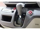 インパネシフトだから視線の移動も少なく足元もスッキリ♪運転席もゆったりしているのでゆとりを持ってドライブできますね!