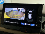 リバースギアに入れるだけで後方の表示へ切り替わります。夜間や雨の日の駐車も楽になりますよ。