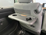 運転席・助手席シートバックにカップホルダー付テーブルが付いています、