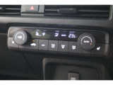 フルオートエアコンが装備されています!お好みの温度設定をするだけでエアコンの風量やモードの切り替えを自動でコントロールしてくれます!ユーザーの操作が少なく燃費走行にもつながります!