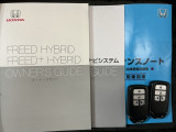 スマートキーは鍵をバッグに入れたままでもドアロックの開閉やエンジンのON・OFFができます。夜間や雨の日も鍵を探さなくて良いので便利です。