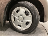 純正スチールホイールには専用ホイールトリム(カバー)を装着しております。足元を引き立てます。