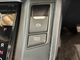 電子パーキングに加えてブレーキホールドシステムを装備しておりますので、信号待ちや踏み切り待ちでもブレーキを踏まずに停止できます!発進する際はアクセルを踏むだけですので渋滞時などはかなり楽ですね!
