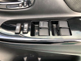 パワーウィンドウのスイッチです。 運転席にいながら助手席や後席の窓を開け閉めできるので、大変便利です。