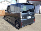 自社整備工場で点検整備をおこなってからお渡ししています。車検が残っている場合は『12ヶ月点検整備』を、車検整備付きの場合は『車検整備』をおこないます。整備費用は車両本体価格に含まれています。