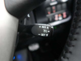 高速道路などで一定速度のクルージングに便利なクルーズコントロール。
