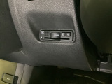 ハンドルの左下にETCがついています。高速道路の料金所の通過も楽々です!。 カードの取り出しもしやすい場所についています。
