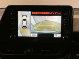 複数のカメラの映像をもとに、クルマを真上から見ているような映像をドライバーに提供し駐車をサポートする機能です。