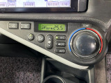 【オートエアコン】一度お好みの温度に設定すれば、車内の温度を検知し風量や温度を自動で調整。暑い&hellip;寒い&hellip;と何度もスイッチ操作をする必要はありません。快適な車内空間には必須の機能ですね♪