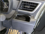 便利なカップホルダーを装備しています。 缶ジュースを開けて運転していると振動で倒れないかヒヤヒヤ、意外と置き場に困るもの。 意外に重要な装備ですね。