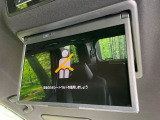 【14型有機ELフリップダウン】三列目からでも迫力のエンタメが観れる大画面フリップダウン。有機ELのモニターでは、一般的なフリップダウンよりも高コントラストでキレイな映像を楽しめます。