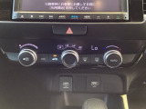 【オートエアコン】外気温や日差しに合わせて、賢く空調をコントロール。設定した温度をキープし続けてくれるから、運転に集中することができます。