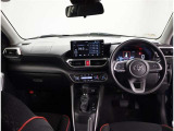 デザインもよく、居心地のよい運転席ですね。分かりやすいスイッチ類ですから操作もしやすく運転をサポートします。ぜひご来店いただき、実際にお座りいただいてステアリングを握ってみてください!