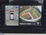 アラウンドビューモニター。上空から見下ろしているような映像で、スムースな駐車をサポートします。