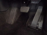 運転席アクセル・ブレーキペダル