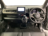 車内は光触媒抗菌消臭施工済です。スタイリッシュなデザインでスポーティなインパネ周りを演出します。グローブボックスやカップホルダーのほかにトレーなどたくさんの収納スペースが付いています。