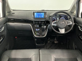 【インパネ】運転のしやすさを最優先に設計された見晴らしの良いフロントビュー。車両間隔が掴みやすく狭い道でも安心♪「安全」と「品質」を最優先に、安心してお乗りいただけるクルマを提供いたします。