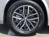 BMW純正18インチホイール。洗練されたデザインで、足元の個性を引き立てます。