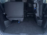 サードシートを跳ね上げると、さらに荷物が載せられます!