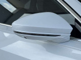 ●アウディサイドアシスト『後方の死角を並走する車両を検知しドアミラーの内側のLEDが点灯。ドライバーに注意を促し事故を未然に防ぐシステムです。』