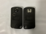 スマートキーを装備しています。鍵を差し込むことなくドアロックの開け閉めができます。スペアキーも同じものを用意しております。