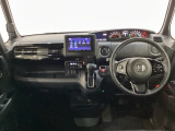 車内は光触媒抗菌消臭施工済です。インパネ周りはスタイリッシュなデザインです。グローブボックスやカップホルダーのほかにトレーなどたくさんの収納スペースが付いています。