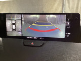 トップビューとフロントカメラの映像です。ステアリングの操作により黄色の補助線も動き進路を予測します。