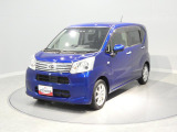 【左前斜め】視界が広く、車両感覚が掴みやすい運転席です。フロントガラスが大きく、ゆとりを持って運転に集中できます。