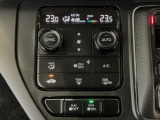 オートエアコンは左右席で独立温度コントロールが可能です。運転席はキンキンに冷やして助手席はマイルドにと言った設定が可能です☆暑さ寒さでケンカすることもなくなりますね♪