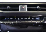 エアコン操作はスイッチの上下で、直感的に操作できるデザインです。左右個別の温度設定が可能で、それぞれ快適に過ごせます。ナノイー搭載ですので、肌や髪に優しいナノイーが室内を爽やかな空気環境にしてくれます