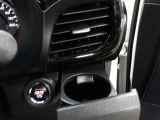 運転席のカップホルダーはエアコンの吹き出し口にありますので冷やしたり温めたりすることが出来ます☆