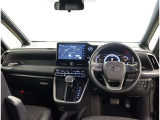 デザインもよく、居心地のよい運転席ですね。分かりやすいスイッチ類ですから操作もしやすく運転をサポートします。ぜひご来店いただき、実際にお座りいただいてステアリングを握ってみてください!