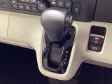 インパネシフトを採用しているので、前席の足元も広々としています。運転席と助手席の行き来もスムーズです!
