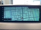 BMWのナビゲーションは操作性も良く、詳細な地図情報と交通状況を見やすく表示し、快適なドライビングをサポートしながら目的地までナビゲートします。