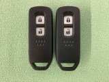 スマートキーを装備しています。鍵を差し込むことなくドアロックの開け閉めと、スタートボタン操作でのエンジンスタートができます。スペアキーも同じものを用意しております。