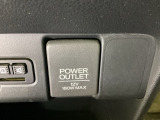 アクセサリーソケットはUSBのアダプターなどをつければ、スマホの充電にも使えます。周辺には物が置けるボックスがついています。