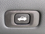 ボタン一つでトランクオープンが可能!車内から操作できる為、非常に便利な装備の一つとなります!