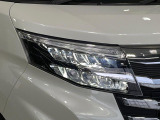 【LEDヘッドライト】悪天候や夜間走行時も良好な視界を確保し安心して運転できる高輝度LEDヘッドライトを装備!点灯速度が早く、消費電力も抑えられています。