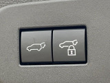 【パワーバックドア】スマートキーや運転席のボタンを押すだけでリアゲートが自動で開閉します!荷物を持っている時や、高い位置にあるバックドアを閉める際に便利な機能です♪