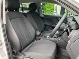 人間工学に基づいて設計されたシートは車のもっているドライビングフィールを存分にドライバーに伝えてくれるクオリティの高い仕上がりとなっています。