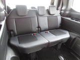 3列目シートは車内全体を爽快に見渡せて、座り心地も快適に。すべてのシートの居心地を、とことん追求しました。