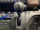 CVT車のセレクトレバーです。低速から高速まで、変速ショックのないスムーズな走りを実現するとともに、エンジン効率のよい領域を維持することで燃費にも貢献します。