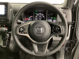 ハンドルにHondaセンシング系のクルーズコントロールやレーンキープアシストなどのスイッチと、オーディオの操作スイッチが装備されています。ハンドルから手を離さず安全に操作できます。