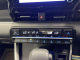 オートエアコン♪お好みの温度に設定するだけで車内を快適空間にしてくれますよ♪