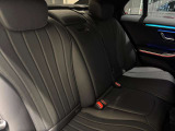 メルセデスのシートは少し硬めになっております。長時間の運転の際、適度な反発があることでお尻や腰の負担を減らす効果が御座います。
