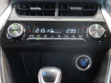 左右独立温度コントロールフルオートエアコンです。運転席、助手席それぞれで独立して温度設定ができます。冷え性の方が乗っても安心ですね♪