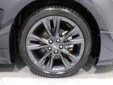 タイヤサイズは(215/45R17)で純正アルミホイールです。