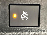 【ステアリングヒーター】冬場に冷たくなりやすい革巻きステアリングを、スイッチ一つで素早く適温に!エアコンよりも早く温まってくれるので、寒い日の運転も快適になりますね♪