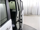片側パワースライドドア付きだから、狭い駐車スペースなどでの 乗り降りラクラク!小さなお子さまのいるご家庭には嬉しい装備。